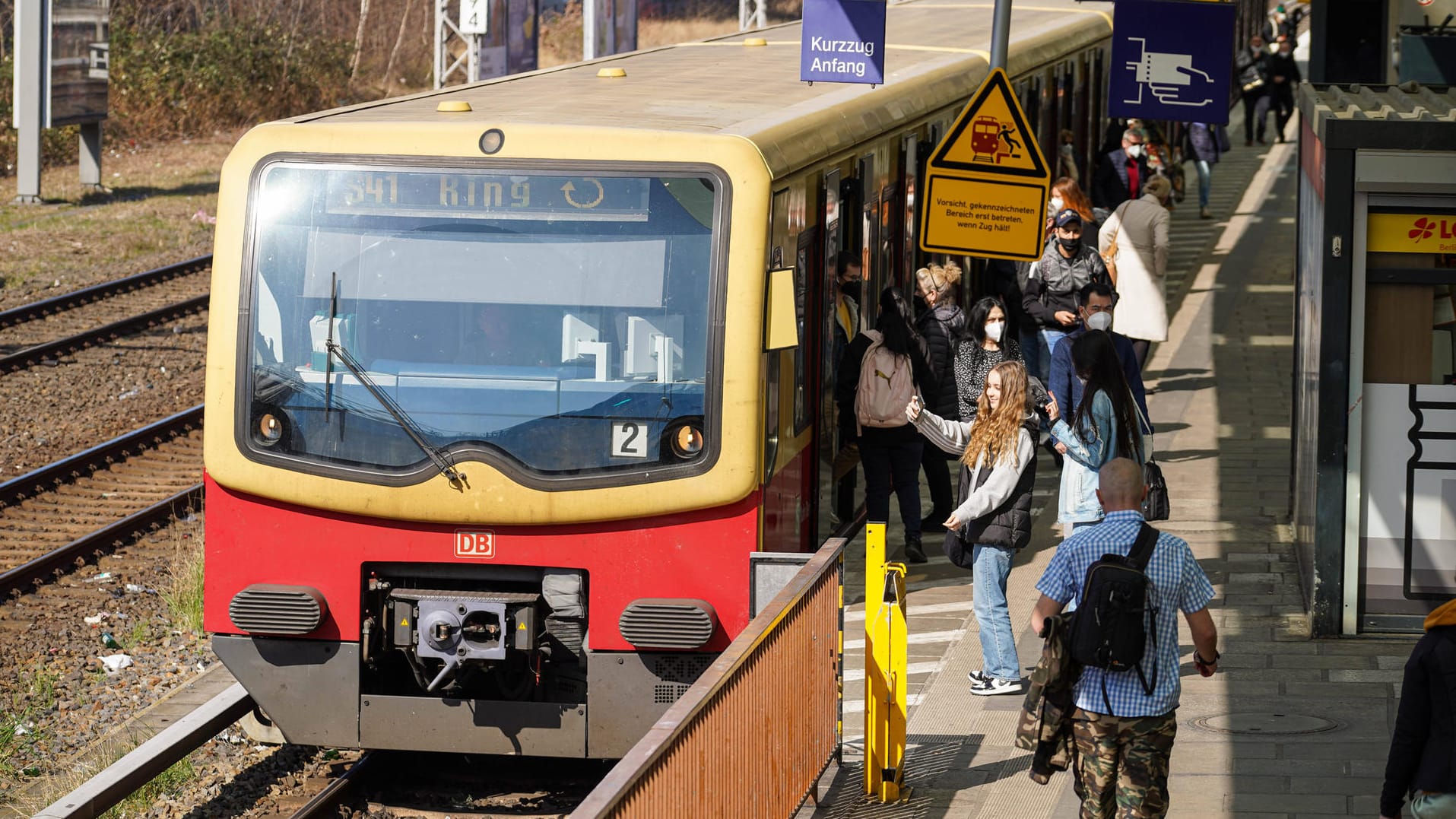 Passagiere steigen in einen Zug der Ringbahn (Archivbild): Grund für die Einschränkungen ist unter anderem der Neubau einer Lärmschutzwand.