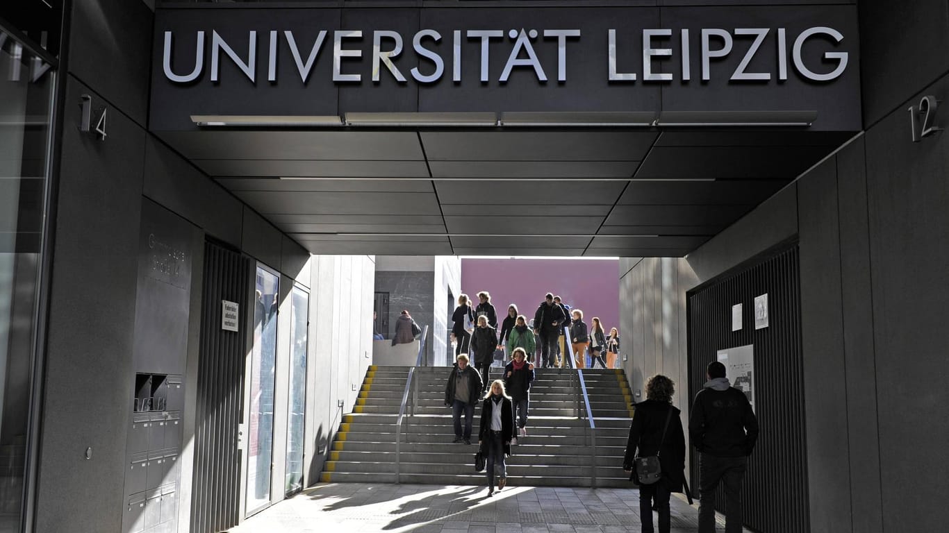 Studierende laufen durch einen Durchgang an der Uni Leipzig (Symbolbild): Die Universität hat zehn ukrainische Flüchtlinge neu immatrikuliert.