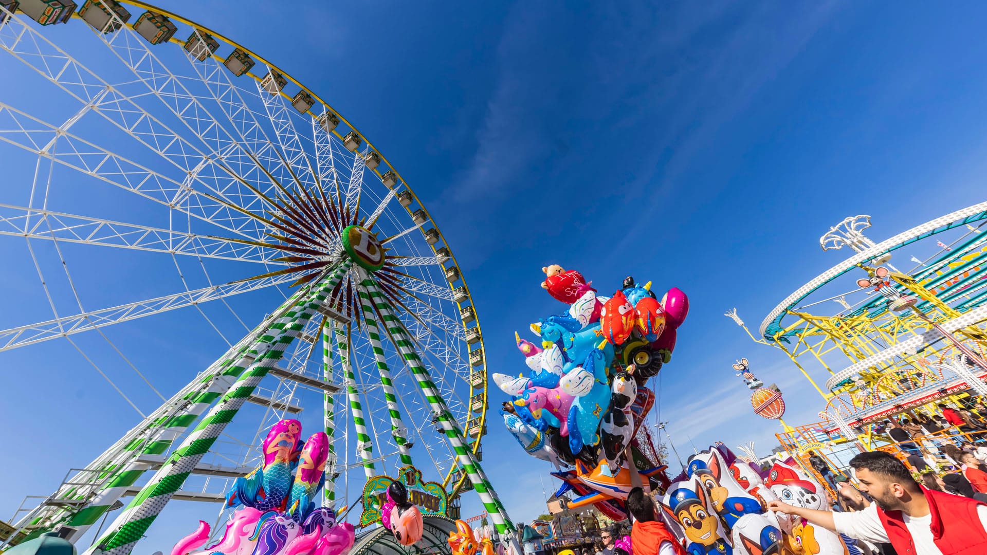 Riesenrad beim "Frühlingsfest light" in Stuttgart: Das Osterwochenende sorgte für einen sonnigen Auftakt für das Familienfest.