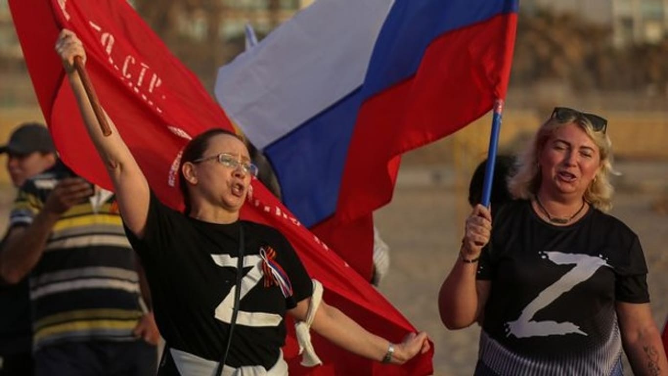 Demonstrantinnen tragen T-Shirts mit dem Buchstaben "Z" (Archivbild): Dieser ist zum Symbol der Unterstützung für die russischen Streitkräfte geworden ist.