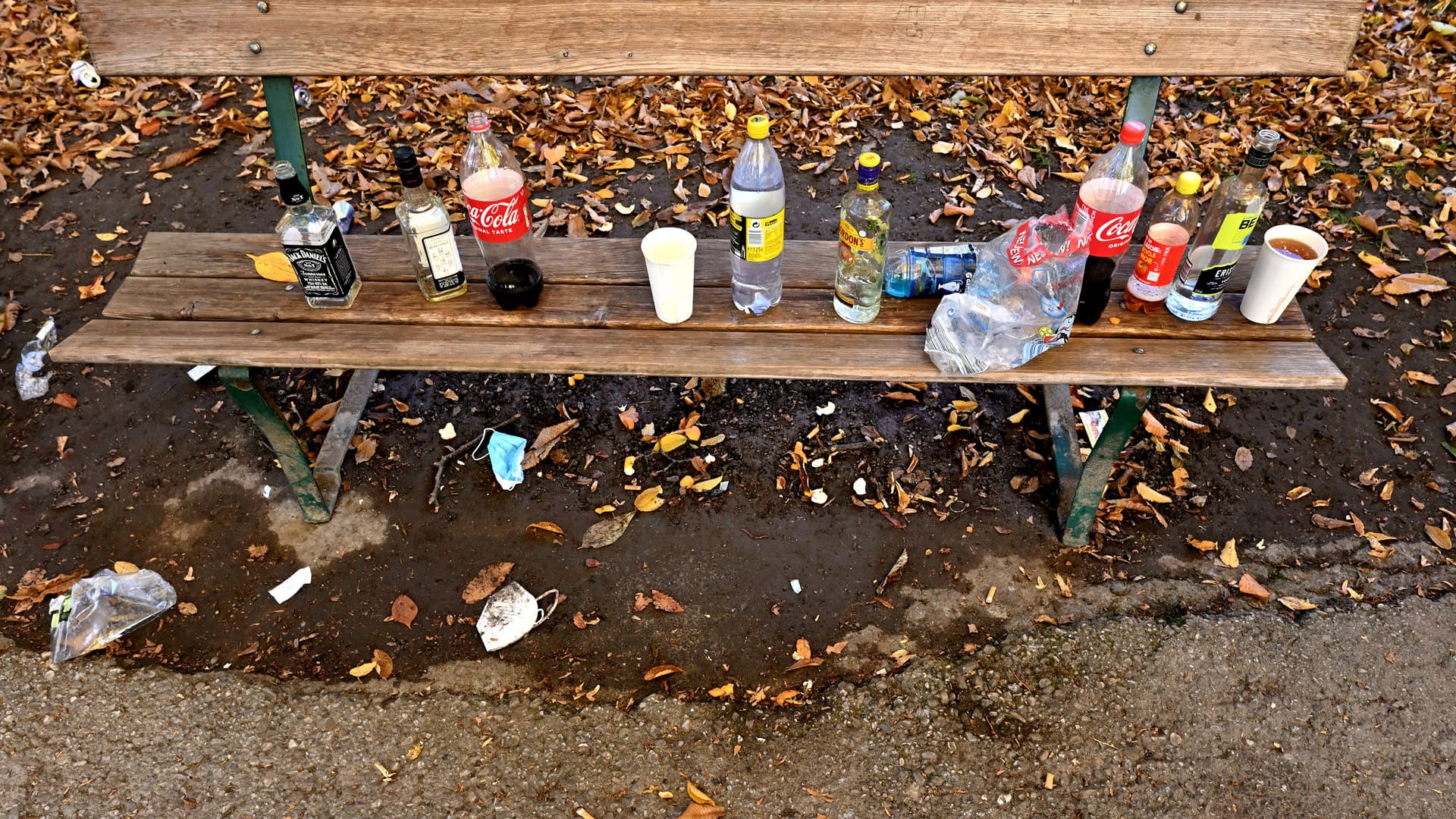 Auf der Parkbank stehen die Flaschen und der Müll (Symbolbild): Während Corona haben Jugendliche weniger häufig Alkohol missbraucht. Auf der Parkbank stehen die Flaschen und der Müll (Symbolbild): Während Corona haben Jugendliche weniger häufig Alkohol missbraucht.