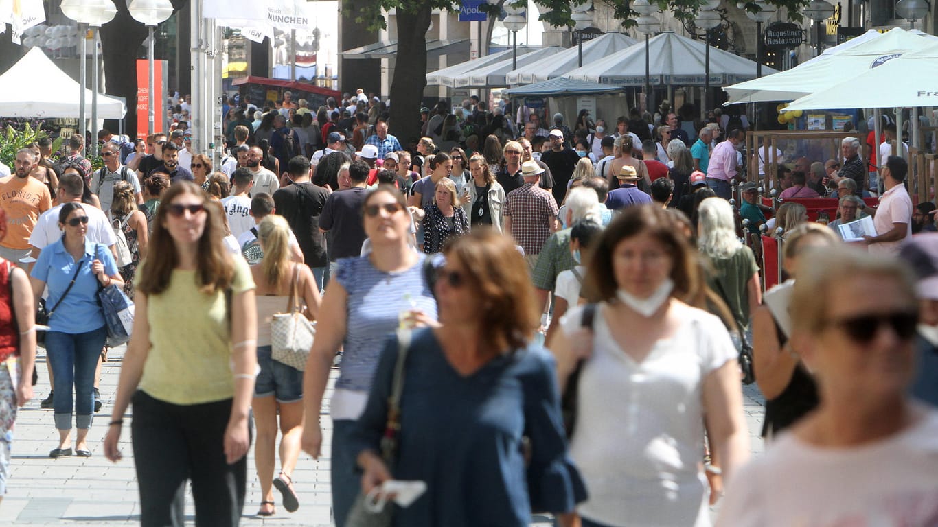 Münchner Fußgängerzone: Am 15. Mai wird ausgewertet, wie viele Menschen aktuell in Deutschland leben.