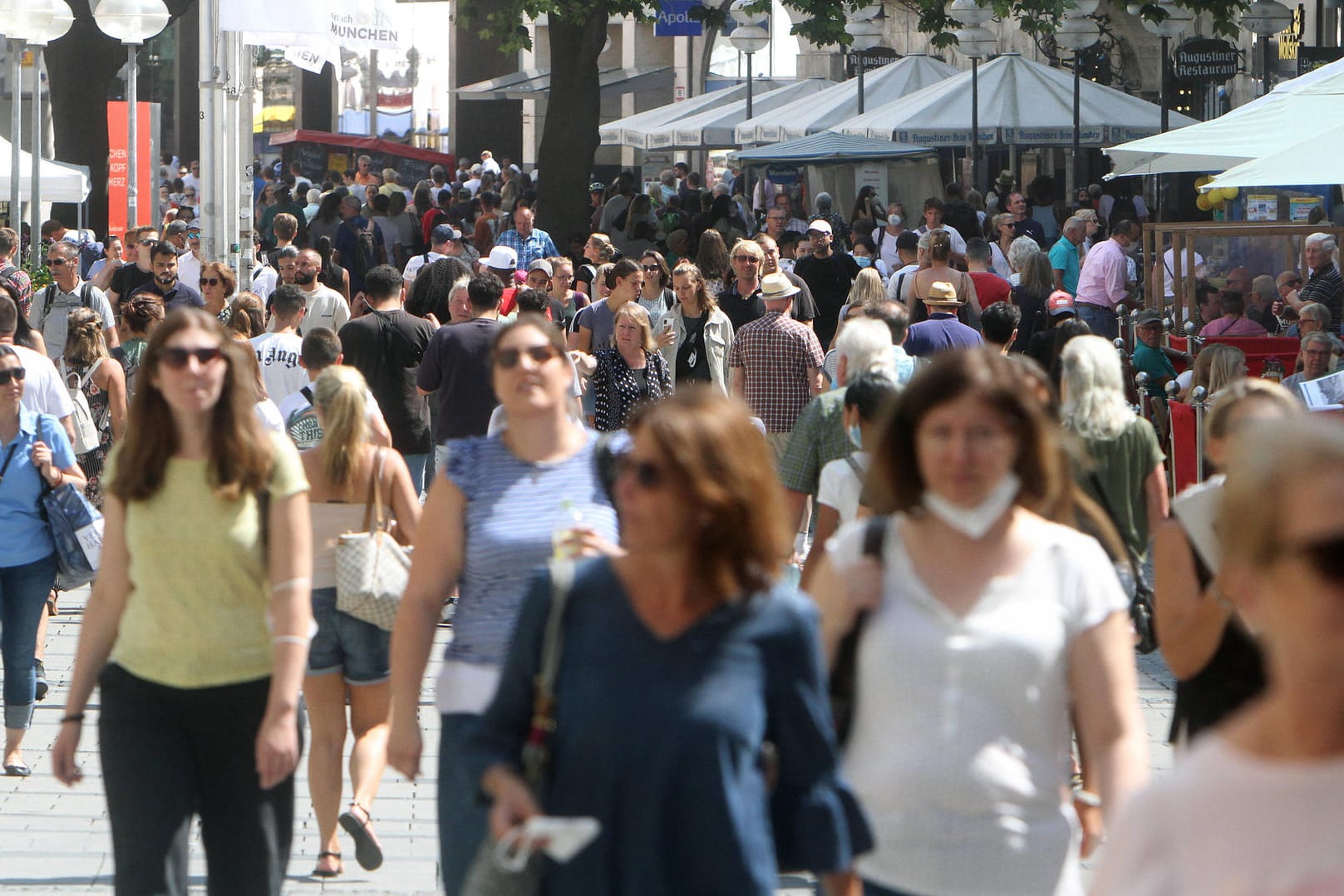 Münchner Fußgängerzone: Am 15. Mai wird ausgewertet, wie viele Menschen aktuell in Deutschland leben.