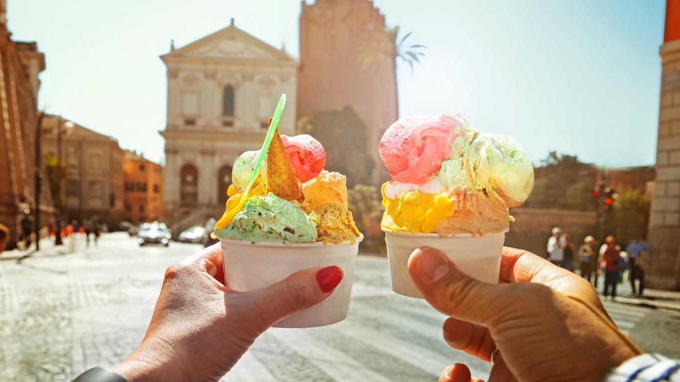 Sonniger Urlaubstag in Italien: Angeblich ist die Eiskugel in Rom erfunden worden und geht auf die römischen Gelage und die Leidenschaft der Römer für kühle Abschlüsse zurück.