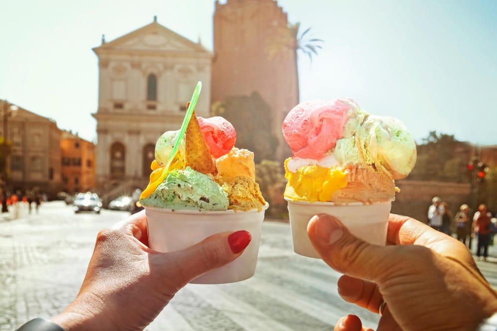 Sonniger Urlaubstag in Italien: Angeblich ist die Eiskugel in Rom erfunden worden und geht auf die römischen Gelage und die Leidenschaft der Römer für kühle Abschlüsse zurück.