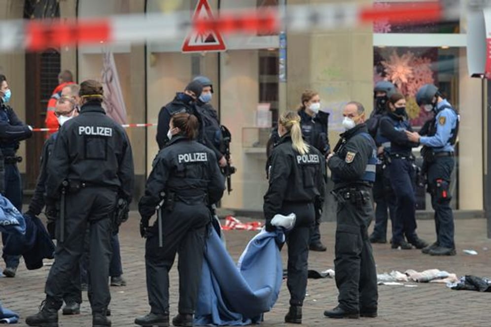 Polizistinnen und Polizisten in Trier am Tatort, wo ein Autofahrer mehrere Menschen erfasst und getötet hat.