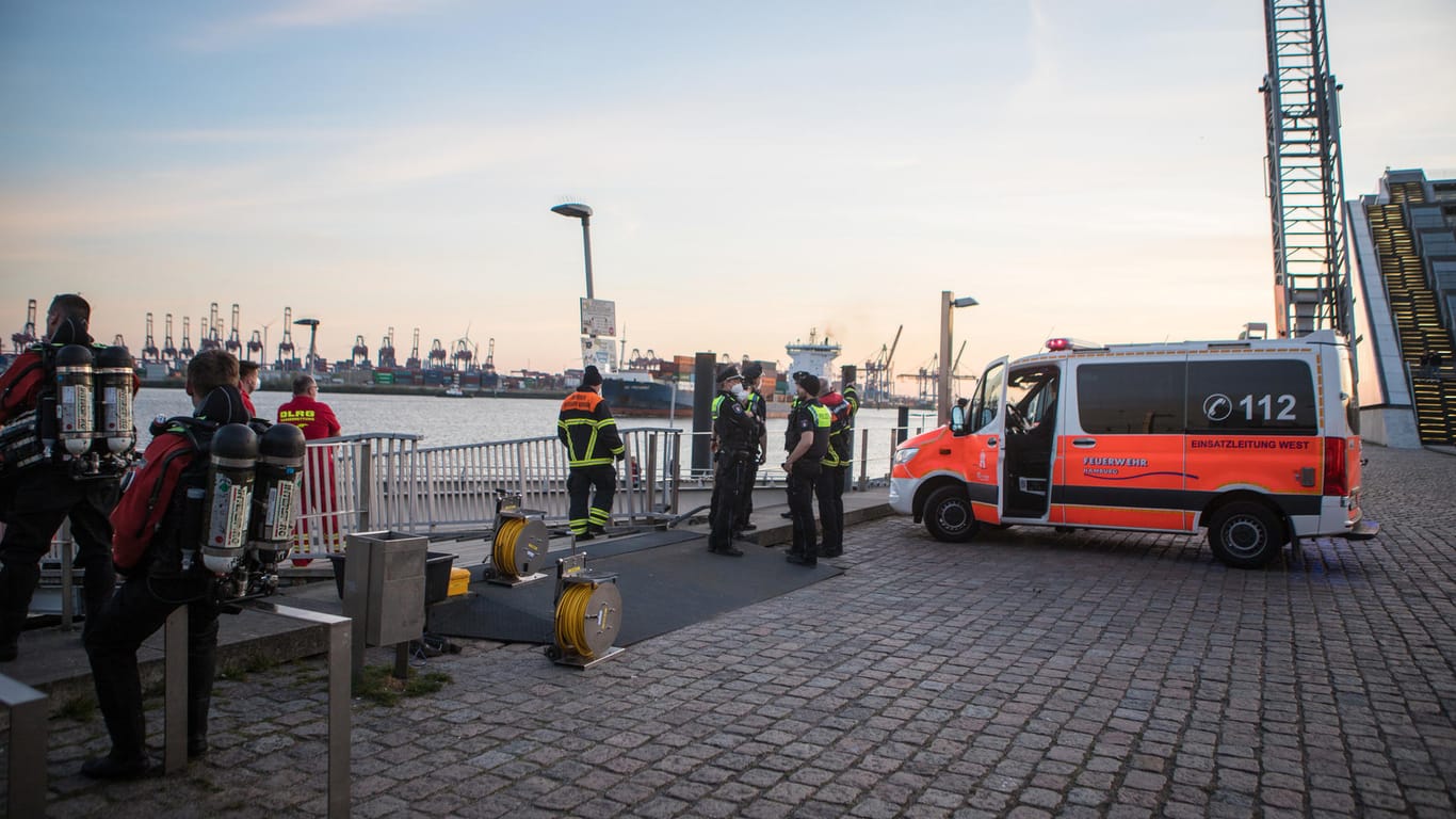 Mit einem Großaufgebot suchten Polizei und Feuerwehr auf der Elbe nach einer Person.