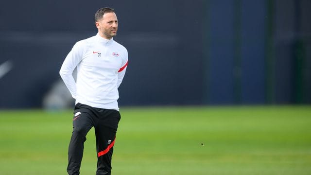 Leipzigs Trainer Domenico Tedesco verfolgt das Training seiner Mannschaft.