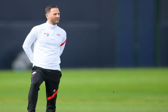 Leipzigs Trainer Domenico Tedesco verfolgt das Training seiner Mannschaft.