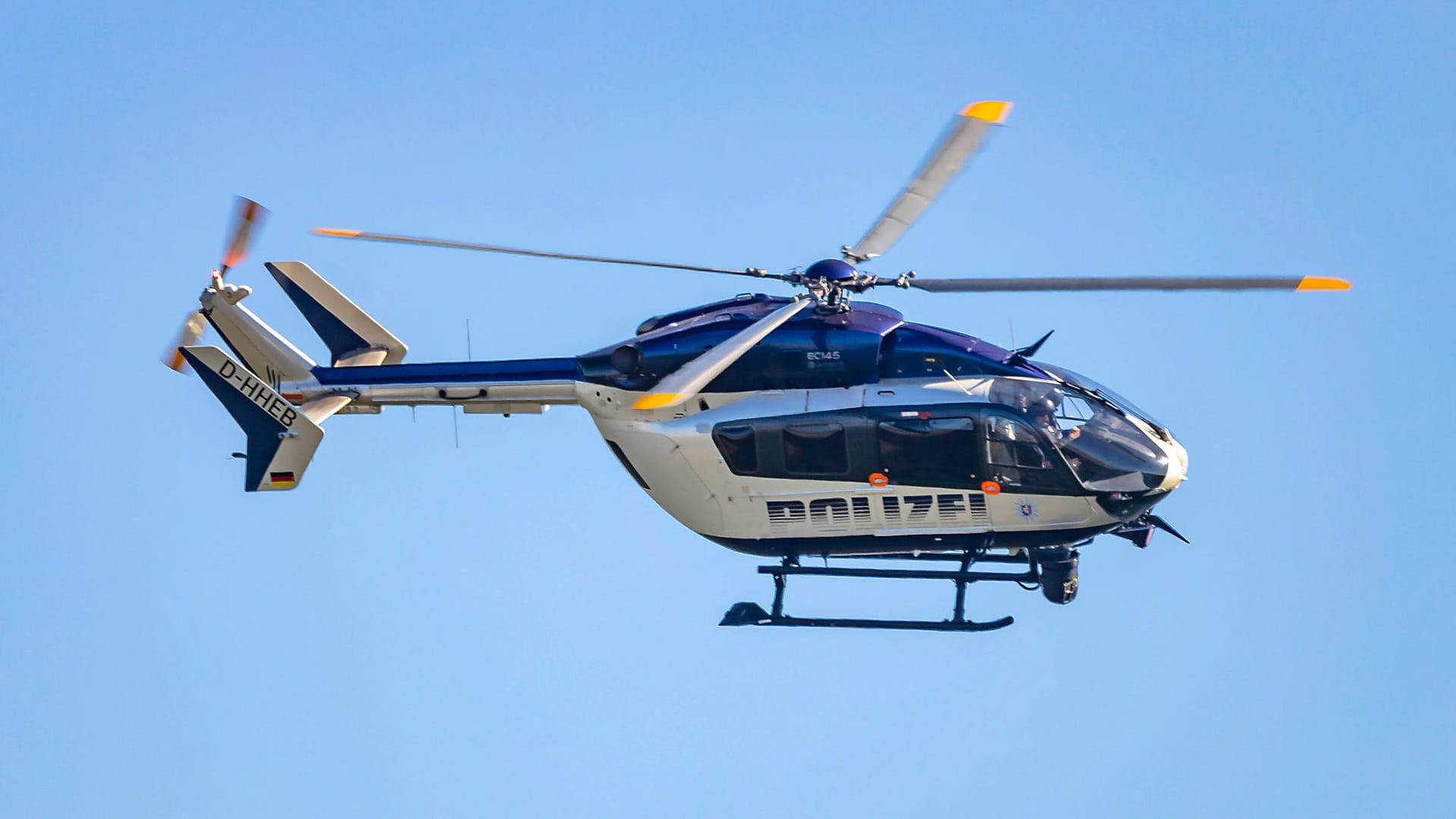 Polizeihubschrauber im Einsatz (Symbolbild): In Berlin-Reinickendorf hat sich ein junger Mann einen gefährlichen Spaß erlaubt. Polizeihubschrauber im Einsatz (Symbolbild): In Berlin-Reinickendorf hat sich ein junger Mann einen gefährlichen Spaß erlaubt.