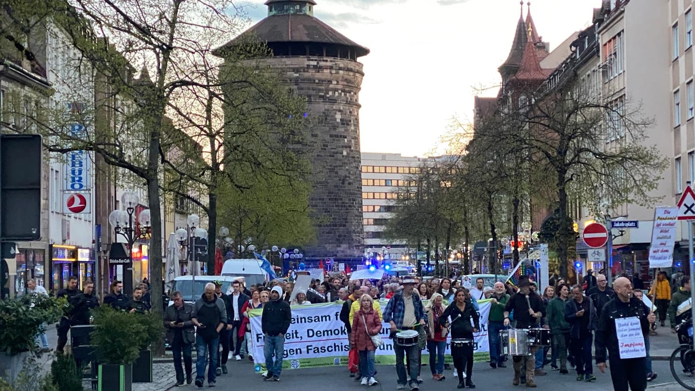 Am Montag gab es in Nürnberger mehrere Ostermärsche: Die Polizei spricht von rund 1.000 Teilnehmern.