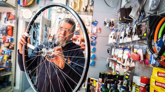 Händlerinnen und Händler in der Fahrradbranche klagen seit einiger Zeit über Lieferprobleme bei Ersatzteilen und neuen Fahrrädern.