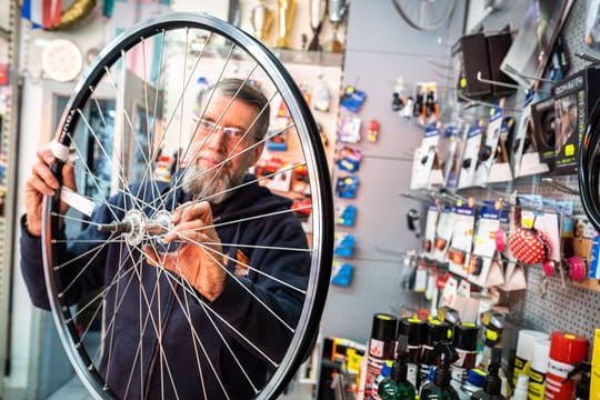 Händlerinnen und Händler in der Fahrradbranche klagen seit einiger Zeit über Lieferprobleme bei Ersatzteilen und neuen Fahrrädern.