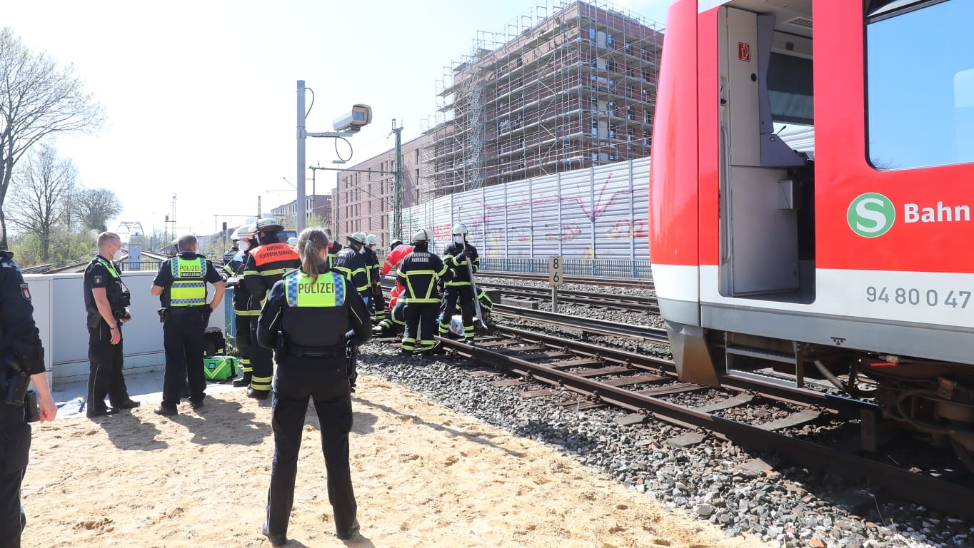 Polizeibeamte und Rettungskräfte stehen neben der Bahn. Die Person war ansprechbar und konnte sich bewegen. Polizeibeamte und Rettungskräfte stehen neben der Bahn. Die Person war ansprechbar und konnte sich bewegen.