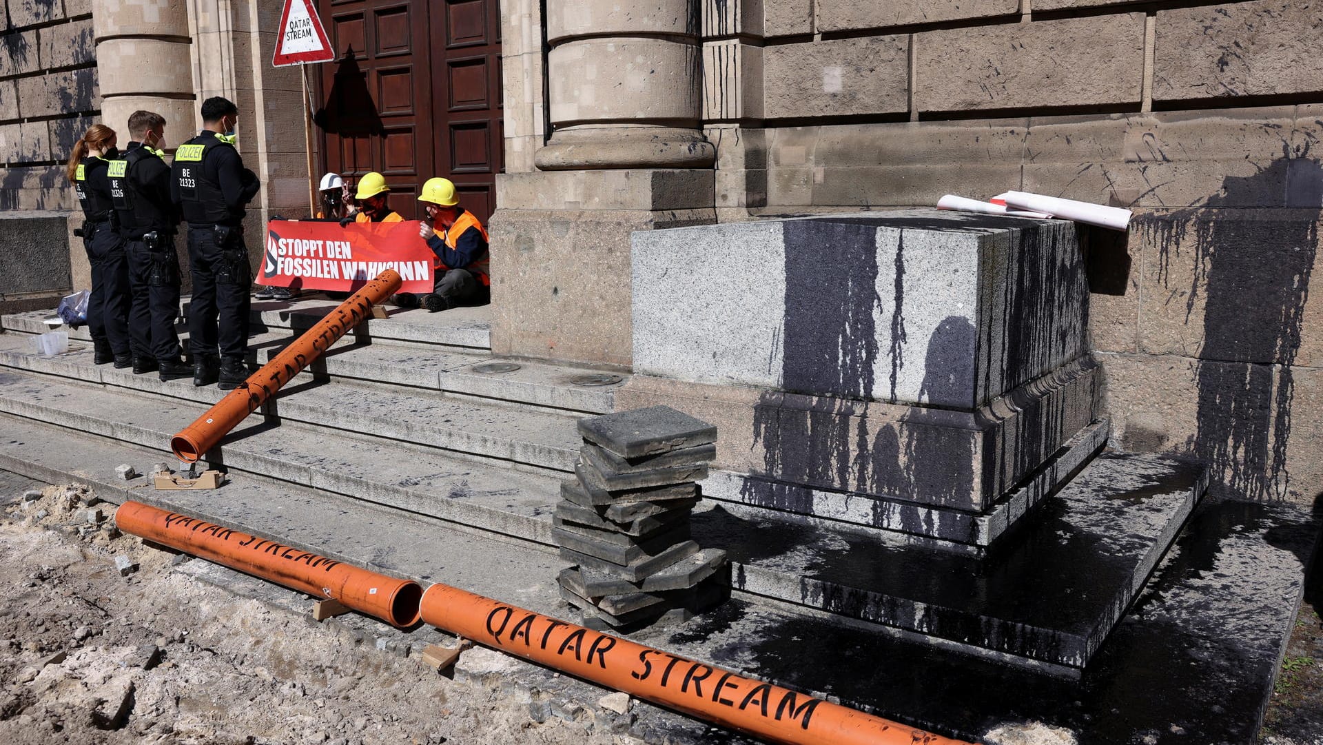 Mitglieder der "Letzten Generation" sitzten, bewacht von Polizisten, vor dem Bundeswirtschaftsministerium: Die Aktivisten kündigten an, Pipelines in Deutschland unterbrechen zu wollen.