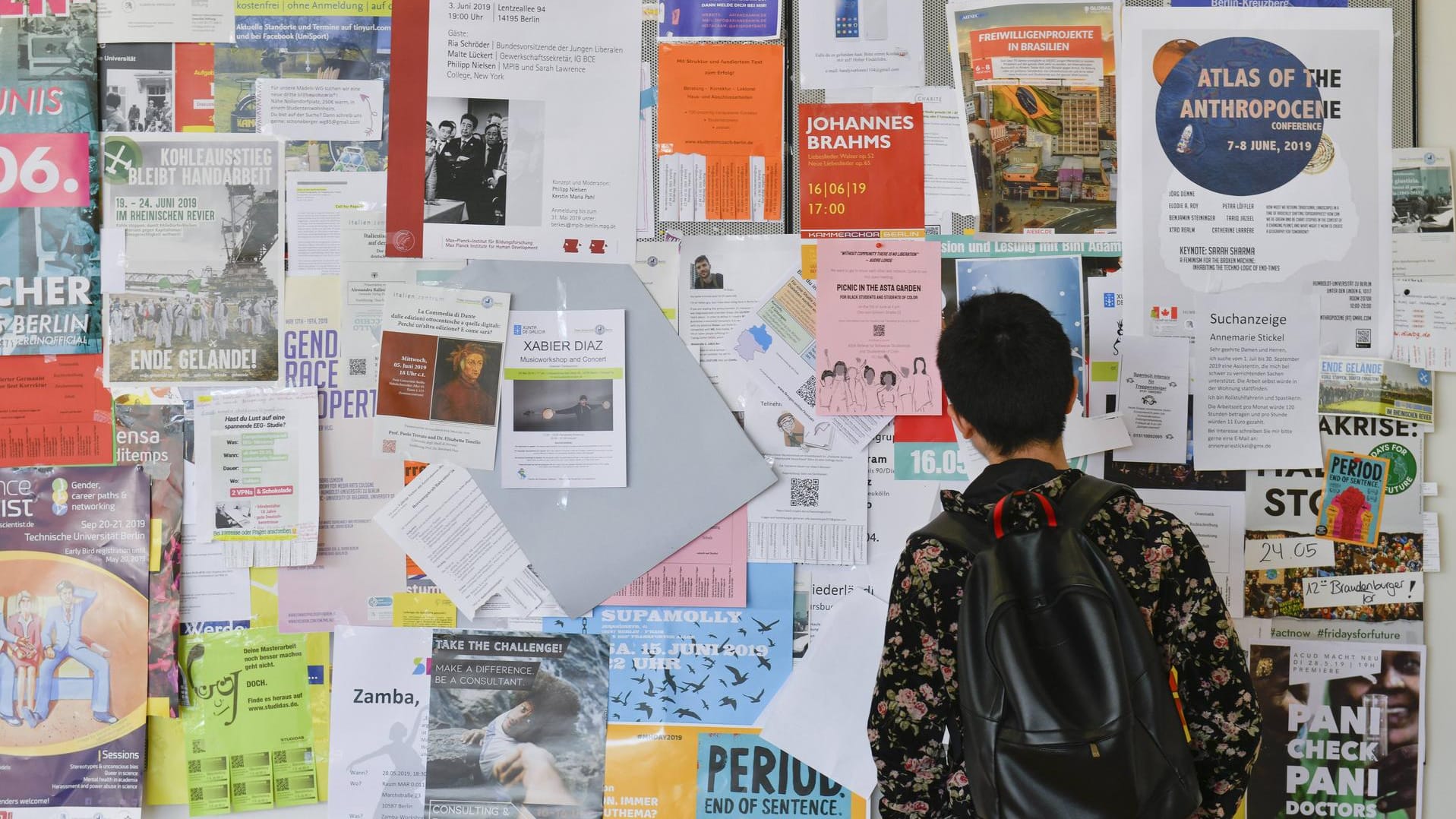 Schwarzes Brett an einer Uni (Symbolbild): Wer sich als Werkstudent Geld dazuverdient, sollte seine Rechte kennen.