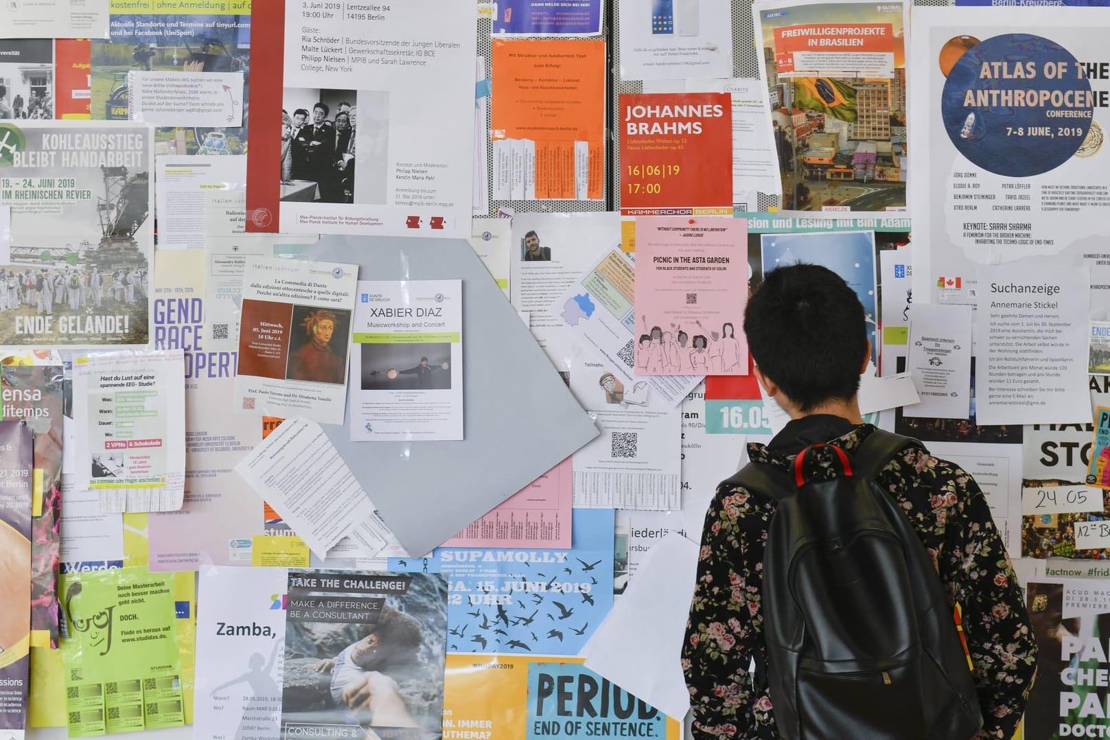 Schwarzes Brett an einer Uni (Symbolbild): Wer sich als Werkstudent Geld dazuverdient, sollte seine Rechte kennen.