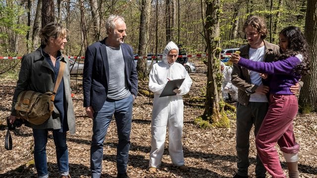 Anna Janneke (Margarita Broich, l-r), Paul Brix (Wolfram Koch), Freder (Caspar Kaeser) und Elli ( Samirah Breuer) ermitteln im Wald.