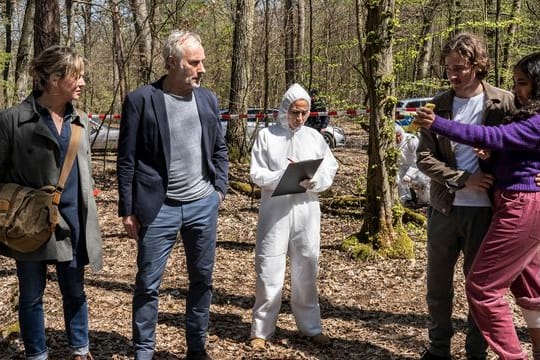 Anna Janneke (Margarita Broich, l-r), Paul Brix (Wolfram Koch), Freder (Caspar Kaeser) und Elli ( Samirah Breuer) ermitteln im Wald.