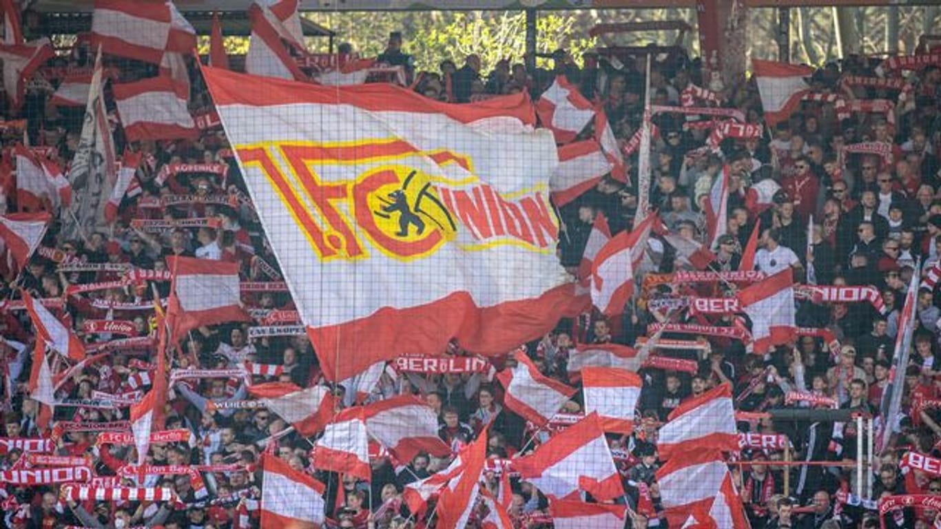 Fans von Union Berlin feuern ihr Team an.