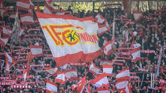 Fans von Union Berlin feuern ihr Team an.