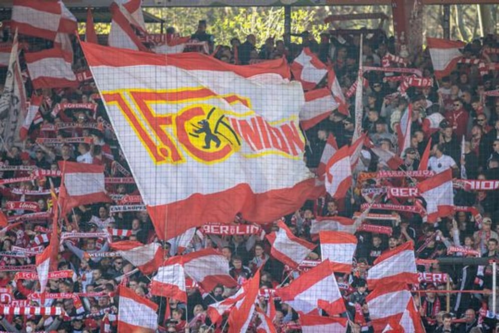 Fans von Union Berlin feuern ihr Team an.