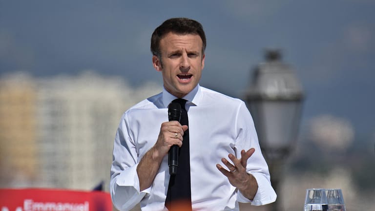Frankreichs Präsident Emmanuel Macron scheut das Thema Rentenreformen auch im Wahlkampf nicht.