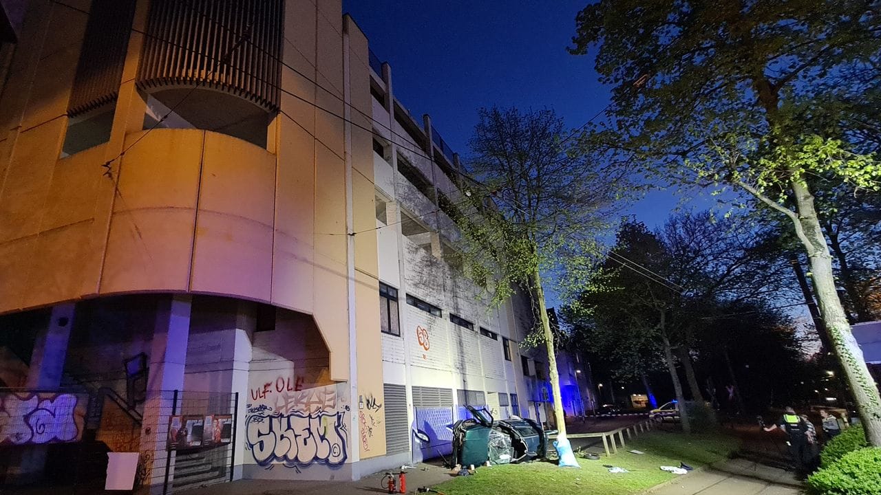 Zwei junge Männer in einem Auto sind vom Dach eines Parkhauses in die Tiefe gestürzt.