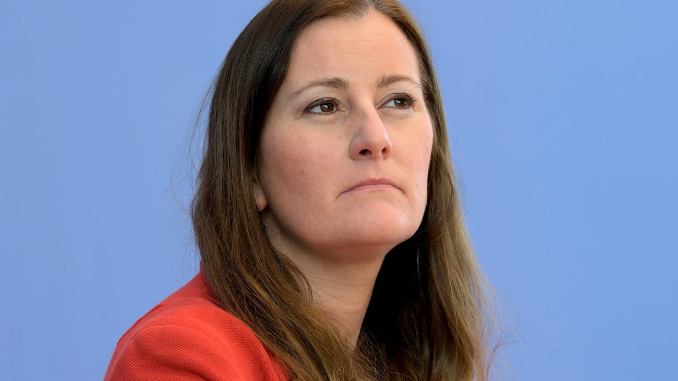 Bundesvorsitzende der Linken, Janine Wissler bei einer Pressekonferenz (Archivbild): Die Politikerin bestreitet Partei-Mitglieder gedeckt zu haben.