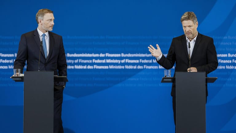 Hoher Kostenfaktor: Bundesfinanzminister Christian Lindner (links) und Bundeswirtschaftsminister Robert Habeck stellen die Wirtschaftshilfen für Unternehmen, die besonders unter dem Ukraine-Krieg leiden, vor.