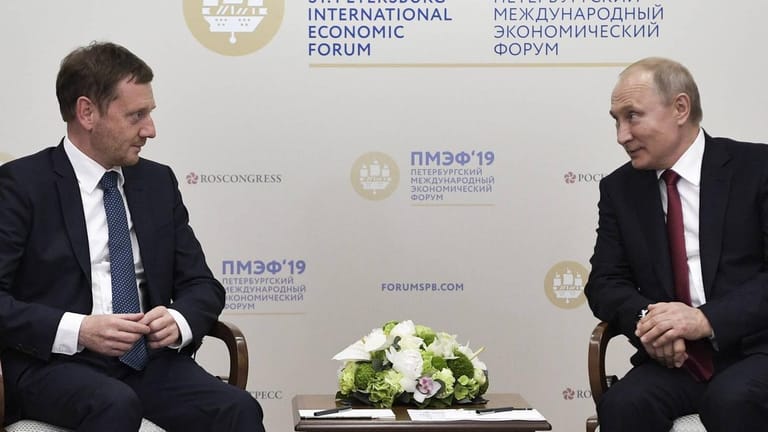 Michael Kretschmer mit Wladimir Putin 2019 in St. Petersburg: Einer der größten Putinversteher der Union.