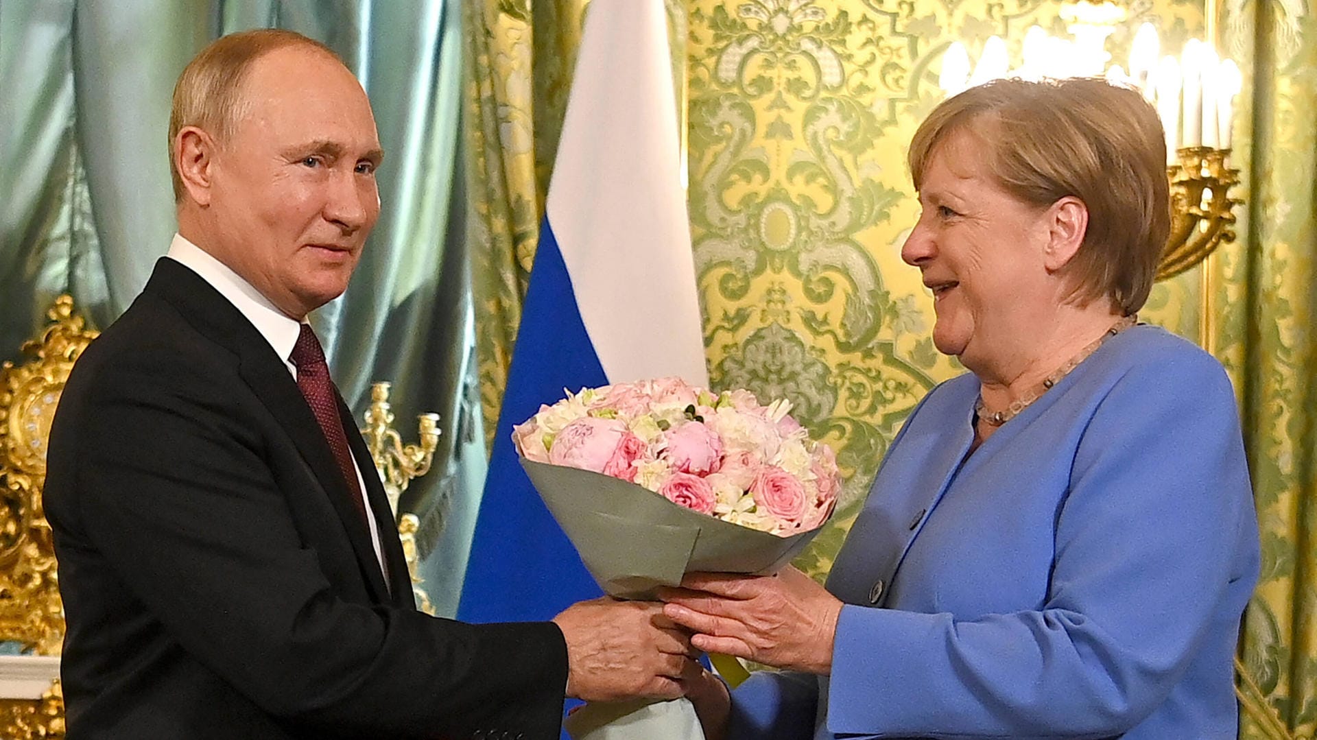 Zum Abschied Blumen: Angela Merkel 2021 bei ihrem letzten Besuch als Bundeskanzlerin in Moskau.