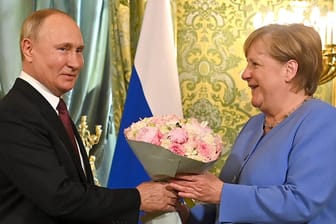 Zum Abschied Blumen: Angela Merkel 2021 bei ihrem letzten Besuch als Bundeskanzlerin in Moskau.