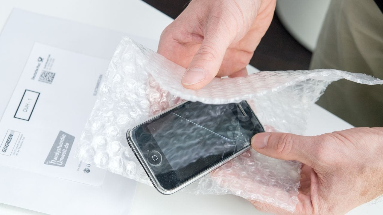 Wenn das alte Handy ausgedient hat, gibt es Organisationen, die es für einen guten Zweck weiterverarbeiten. Wenn das alte Handy ausgedient hat, gibt es Organisationen, die es für einen guten Zweck weiterverarbeiten.