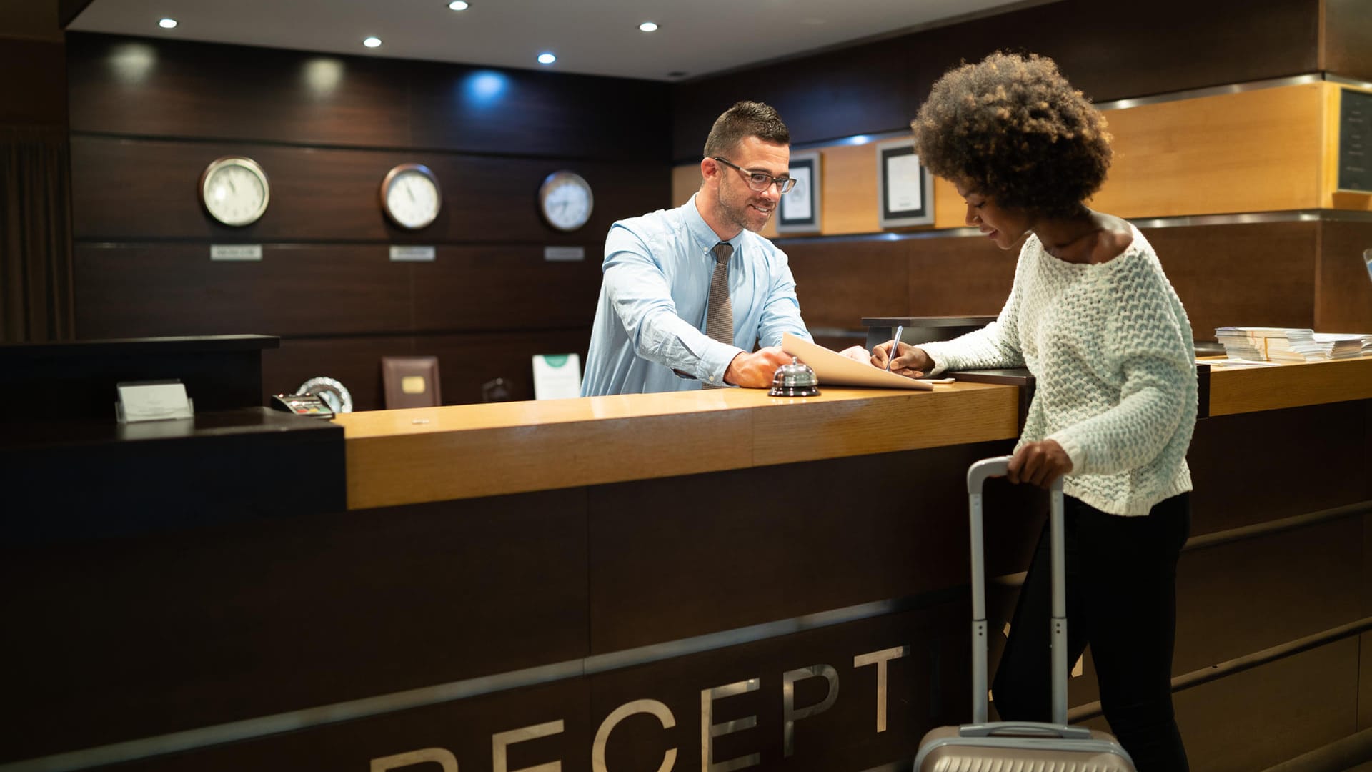 Ankunft im Hotel: Die meisten Länder der Welt bewerten ihre Hotels nach eigenen nationalen oder regionalen Maßstäben.