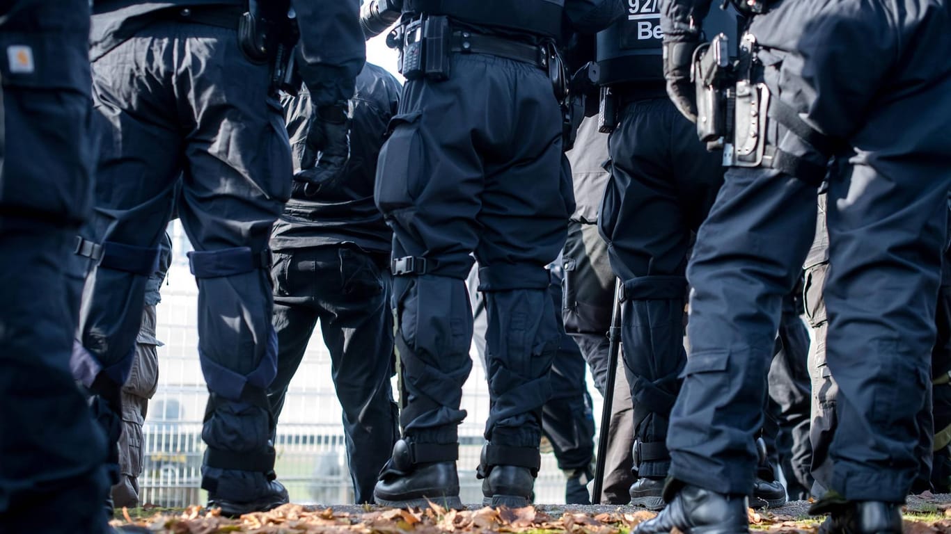 Polizeibeamte in Leipzig (Symbolbild): Insgesamt 26 Personen stehen im Visier der Ermittlungen.