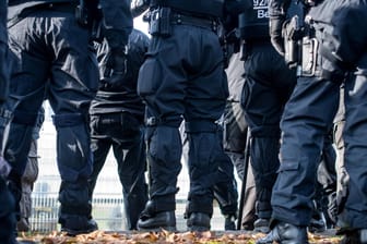 Polizeibeamte in Leipzig (Symbolbild): Insgesamt 26 Personen stehen im Visier der Ermittlungen.