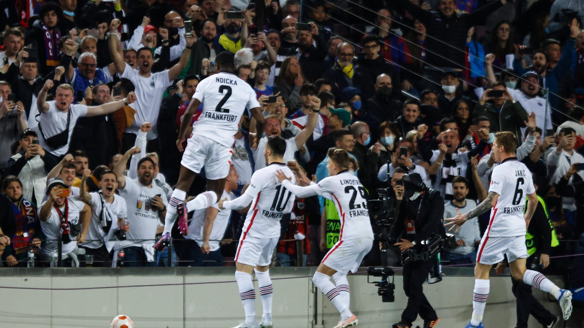 Frankfurt besiegte den FC Barcelona in dessen Heimstätte Camp Nou. Die Fans feierten ausgelassen - mit Folgen, wie jetzt bekannt wird.