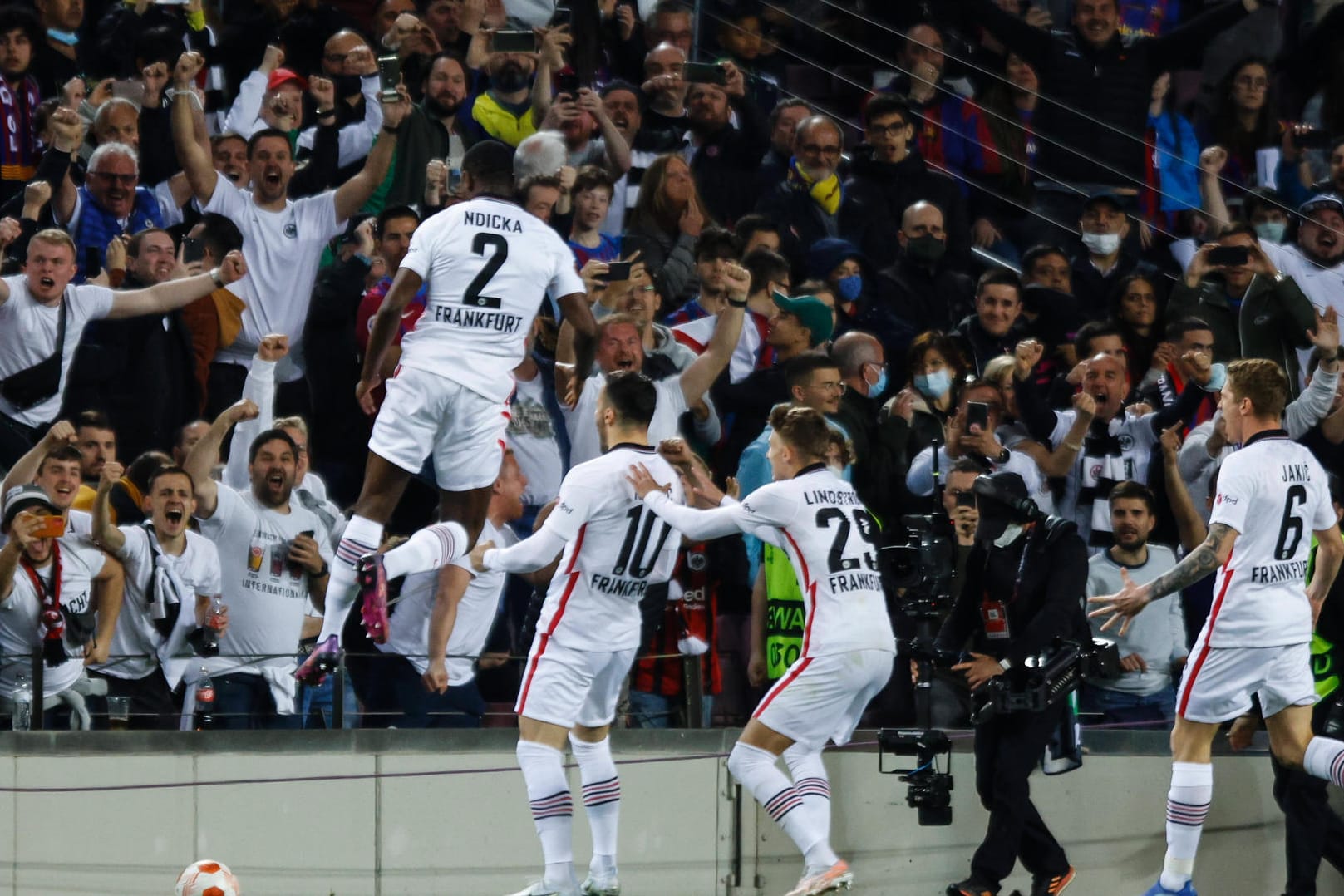 Frankfurt besiegte den FC Barcelona in dessen Heimstätte Camp Nou. Die Fans feierten ausgelassen - mit Folgen, wie jetzt bekannt wird.
