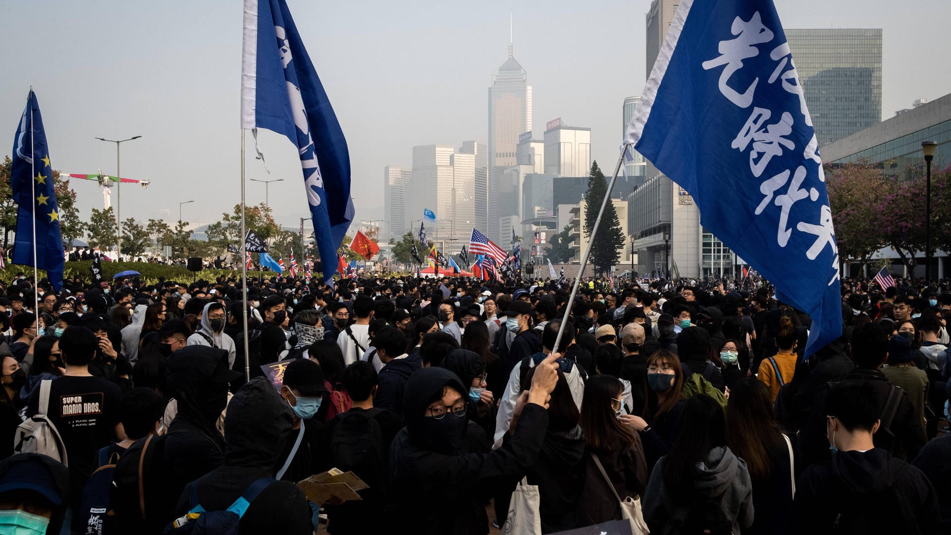 Bei Protesten in Hongkong sind einem Mann die Sicherungen durchgedreht – nun steht seine Strafe fest.