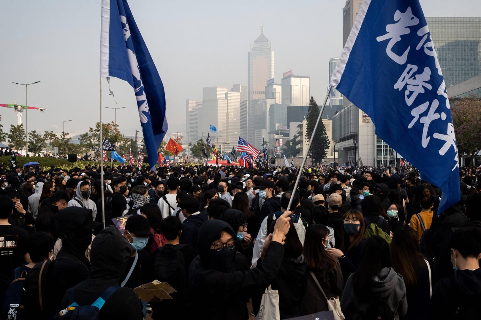 Bei Protesten in Hongkong sind einem Mann die Sicherungen durchgedreht – nun steht seine Strafe fest.