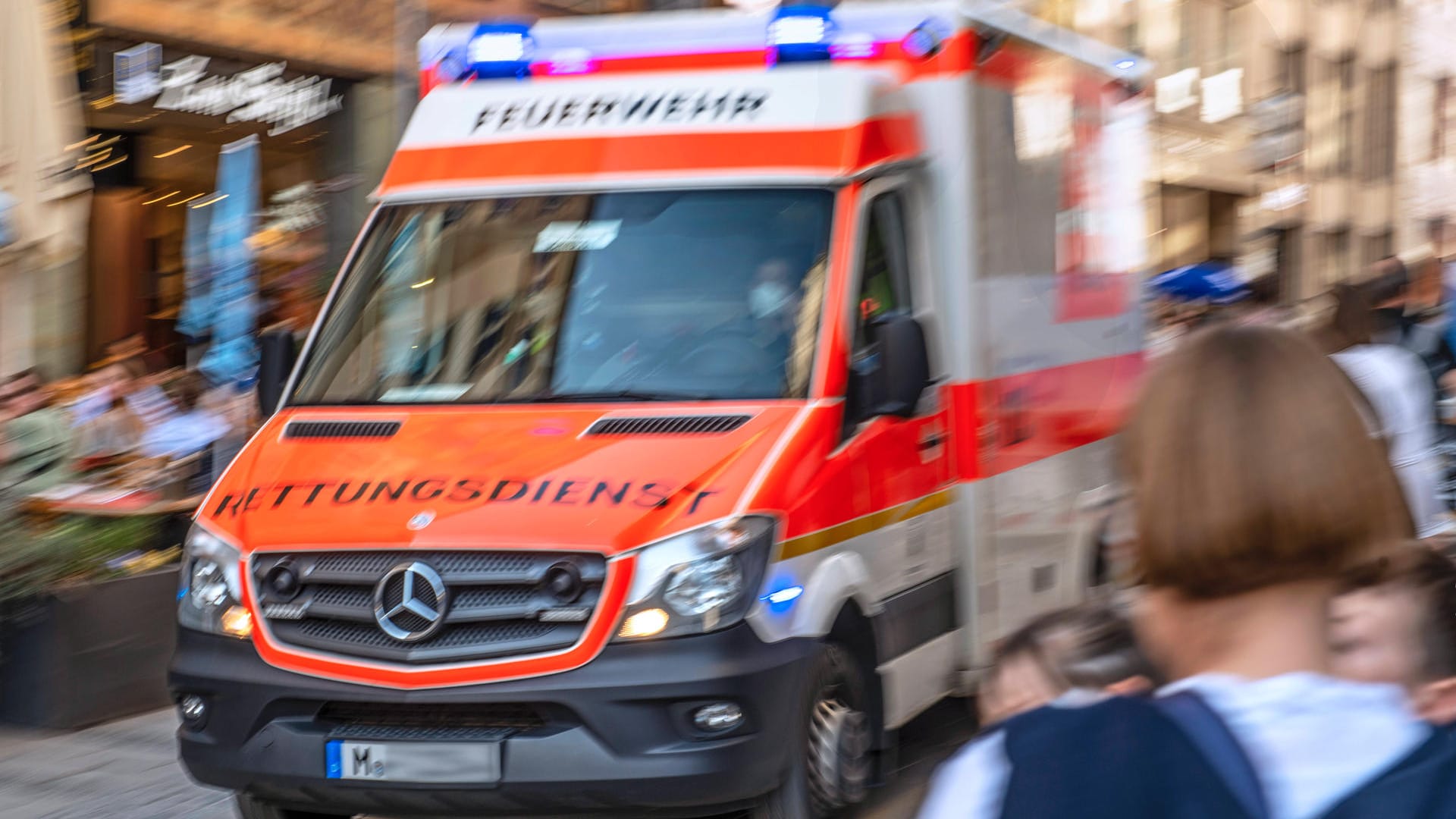 Feuerwehrfahrzeug mit Blaulicht im Einsatz (Symbolbild): Der S-Bahn-Unfall einer 17-Jährigen gibt der Polizei Rätsel auf. Feuerwehrfahrzeug mit Blaulicht im Einsatz (Symbolbild): Der S-Bahn-Unfall einer 17-Jährigen gibt der Polizei Rätsel auf.