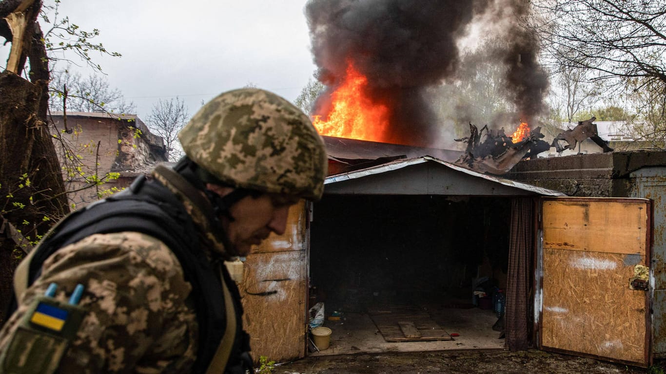 Ein ukrainischer Soldat vor einem brennenden Gebäude in Kharkiv: Damit habe die "zweite Phase des Krieges" begonnen.