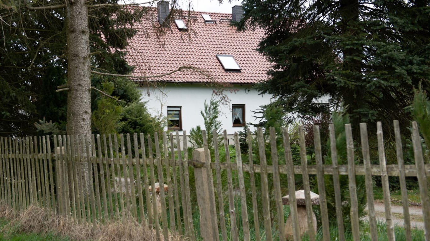 In diesem Haus im Chemnitzer Ortsteil Mittelbach wurden am späten Montagabend vier tote Menschen gefunden: Die Polizei ermittelt.