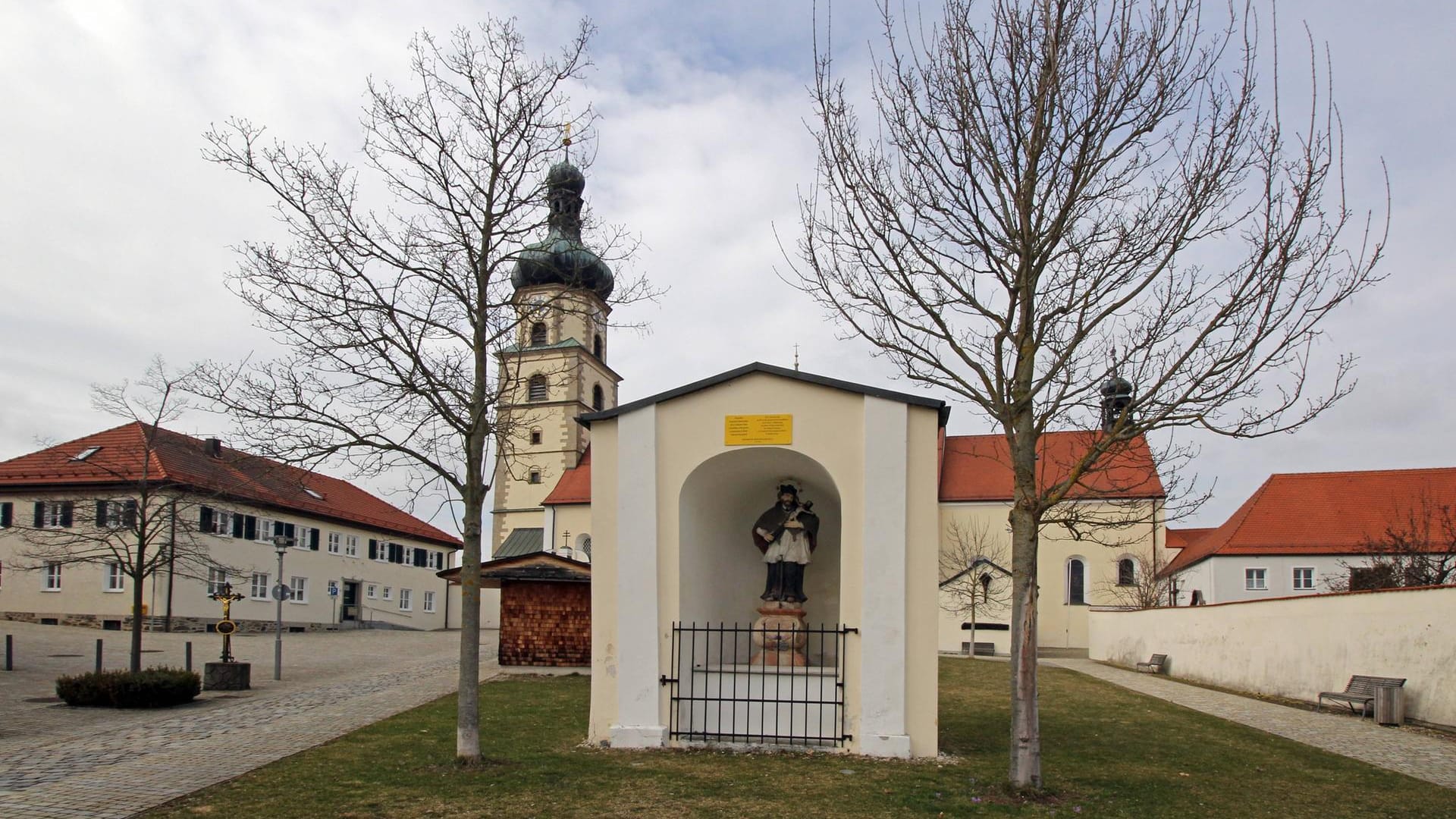 Aus der Wallfahrtskirche in Neukirchen beim Heiligen Blut wurden christliche Reliquien gestohlen. Aus der Wallfahrtskirche in Neukirchen beim Heiligen Blut wurden christliche Reliquien gestohlen.