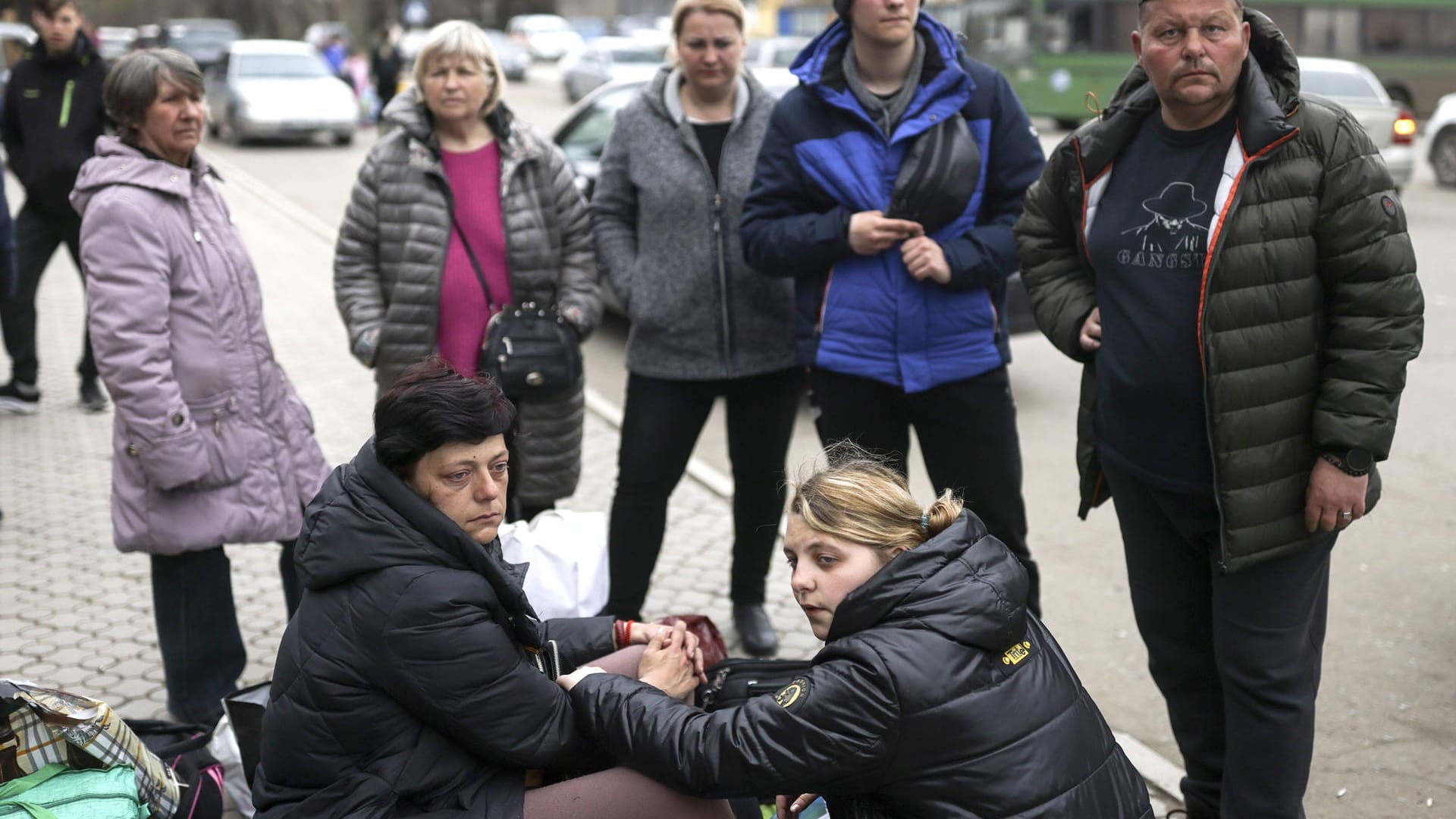 Zivilisten bereiten sich auf die Evakuierung aus Nikolske im Osten der Ukraine vor: Russische Truppen haben Dutzende Luftangriffe in dem Teil des Landes geflogen.