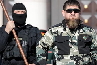 Der tschetschenische Präsident und Statthalter Moskaus Ramzan Kadyrow bei einem Truppenempfang in seiner Residenz in Grosny.
