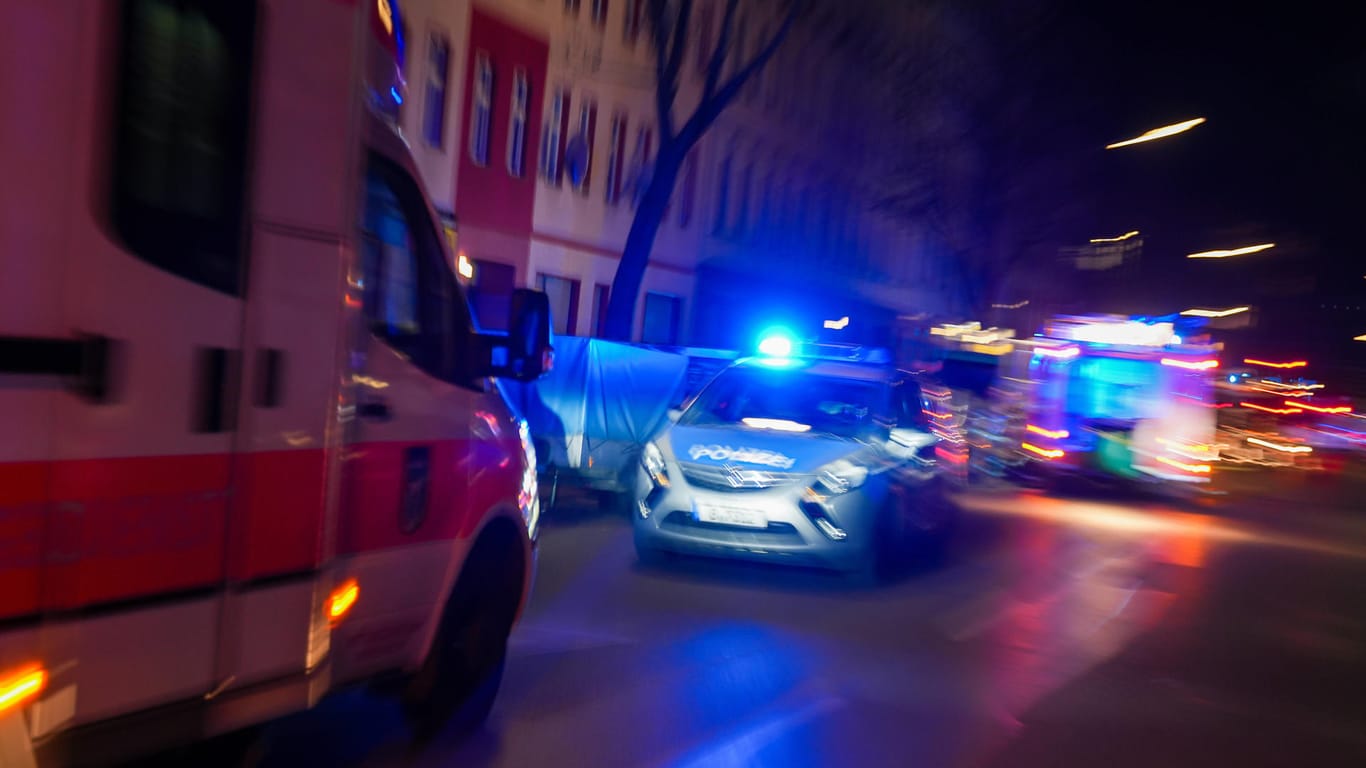 Ein Einsatz der Berliner Polizei und eines Rettungswagens (Symbolbild): Bei den Ausschreitungen wurde eine Beamtin verletzt.