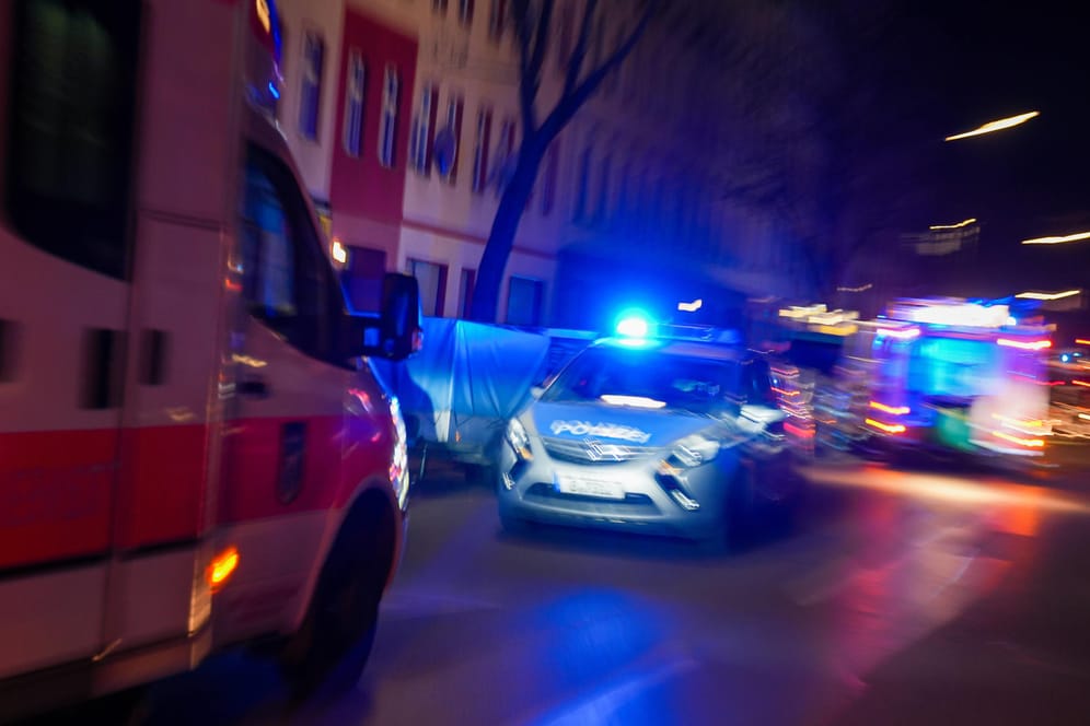 Ein Einsatz der Berliner Polizei und eines Rettungswagens (Symbolbild): Bei den Ausschreitungen wurde eine Beamtin verletzt.