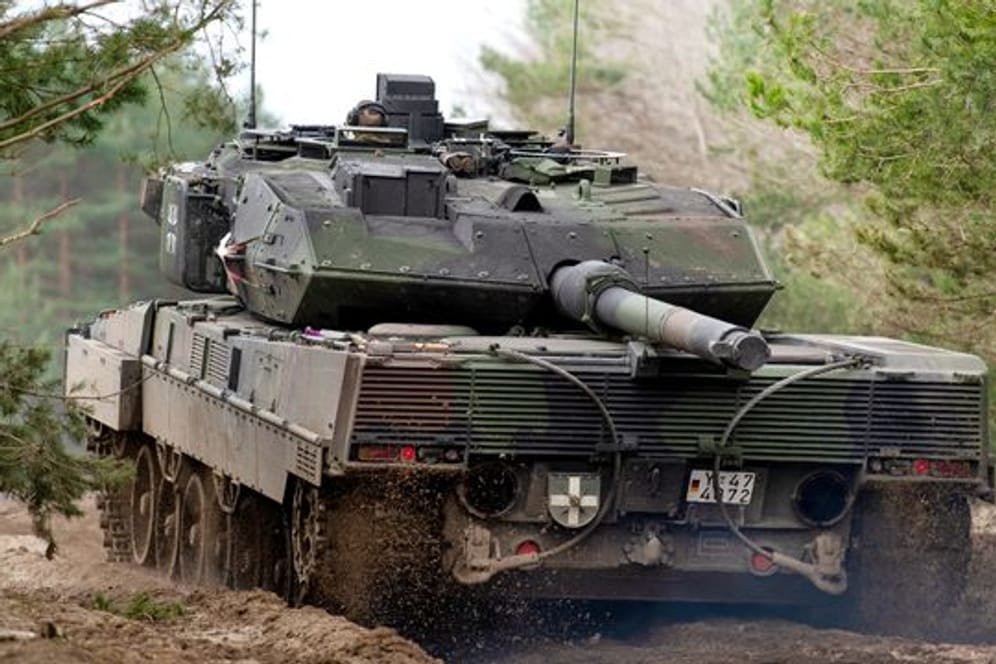 Ein Kampfpanzer vom Typ Leopard 2 A7V vom dem Lehrbataillon 93 der Bundeswehr fährt auf einem Truppenübungsplatz.